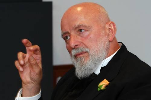Feiner Zwirn, Brillantschmuck und Gehstock mit Totenkopf &ndash; Lüpertz hält Hof und ist um keine Antwort verlegen.