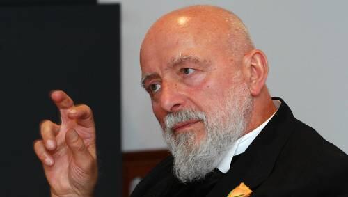 Feiner Zwirn, Brillantschmuck und Gehstock mit Totenkopf – Lüpertz hält Hof und ist um keine Antwort verlegen. Feiner Zwirn, Brillantschmuck und Gehstock mit Totenkopf – Lüpertz hält Hof und ist um keine Antwort verlegen.