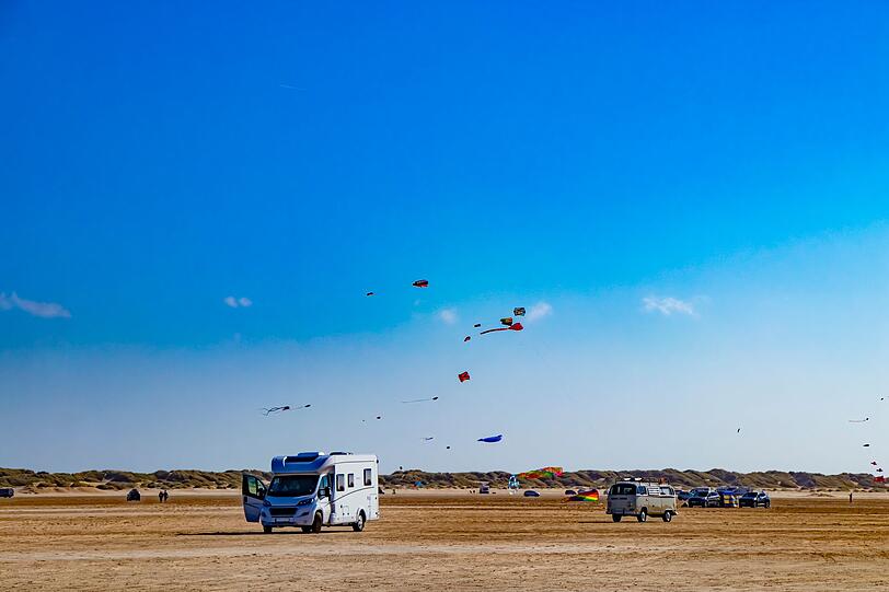 Mit dem Auto direkt an den Strand fahren - auf Rømø wird dieser Urlaubstraum Wirklichkeit. Die dänische Nordseeinsel begeistert mit ihren riesigen, teils befahrbaren Sandstränden, die sich scheinbar endlos entlang der Küste erstrecken. Nördlich von Sylt gelegen und über eine Straße vom dänischen Festland aus erreichbar, bietet Rømø die perfekte Mischung aus Weite, Natur und maritimem Lebensgefühl. Mit dem Auto direkt an den Strand fahren - auf Rømø wird dieser Urlaubstraum Wirklichkeit. Die dänische Nordseeinsel begeistert mit ihren riesigen, teils befahrbaren Sandstränden, die sich scheinbar endlos entlang der Küste erstrecken. Nördlich von Sylt gelegen und über eine Straße vom dänischen Festland aus erreichbar, bietet Rømø die perfekte Mischung aus Weite, Natur und maritimem Lebensgefühl.
