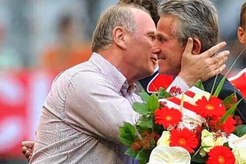 Vom damaligen Manager Uli Hoeneß mit Blumen verabschiedet am Ende der letzten Saison: Jupp Heynckes.