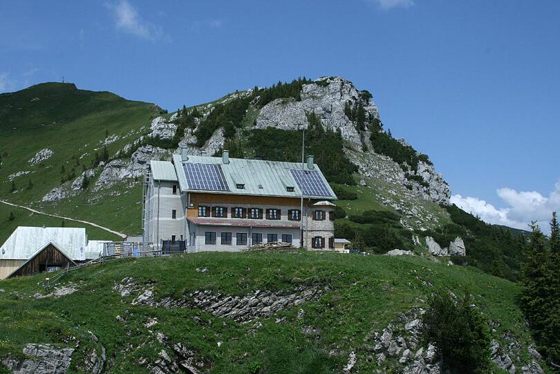 MÜNCHNER HAUSBERGE: wer sich nicht gleich an Deutschlands höchsten Berg heranwagen will, kann sich erst einmal an den Münchner Hausbergen versuchen. Aber Vorsicht: Am Wochenende geht's hier meisten ganz schön zu. Wie zum Beispiel auf der Rotwand wie hier im Bild...
