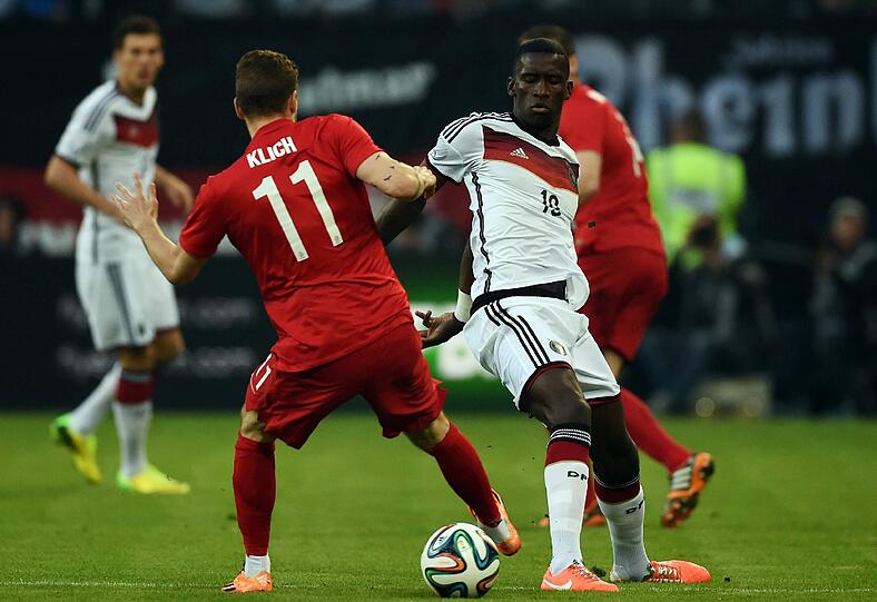 ANTONIO RÜDIGER: NOTE 2. Rechts- statt wie beim VfB Innenverteidiger. Traf per Kopf fast zum 1:0, doch ein Pole klärte auf der Linie.