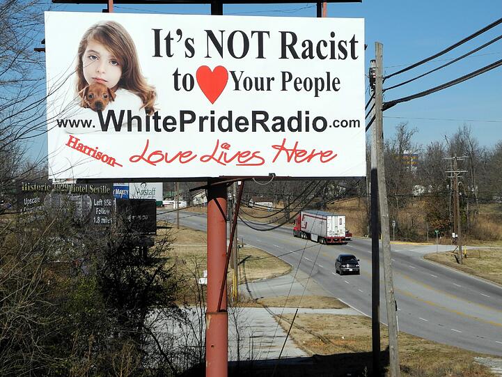 Ein Schild der Rassistenorganisation Ku-Klux-Klan steht am Highway 65 in Harrison (US-Bundesstaat Arkansas).