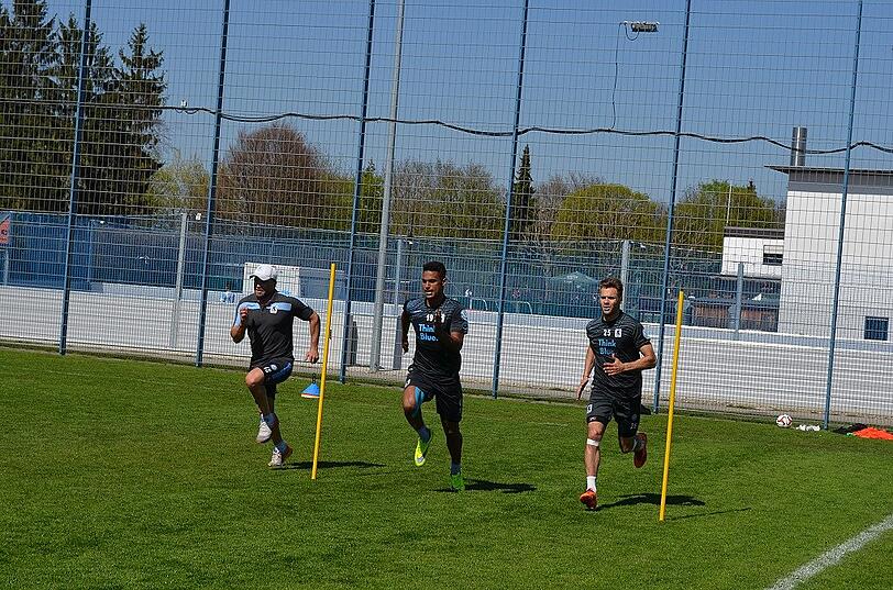Konnte am Dienstag und Mittwoch wieder problemlos mit der Mannschaft trainieren: Rubin Okotie (M.)zwischen Fitness-Coach Ingo Seibert (l.) und Gary Kagelmacher (r.).