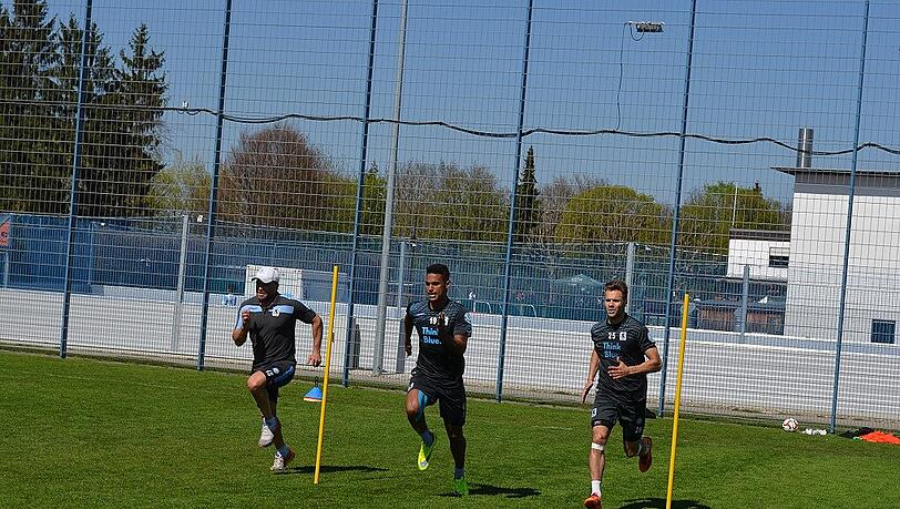 Konnte am Dienstag und Mittwoch wieder problemlos mit der Mannschaft trainieren: Rubin Okotie (M.)zwischen Fitness-Coach Ingo Seibert (l.) und Gary Kagelmacher (r.). Konnte am Dienstag und Mittwoch wieder problemlos mit der Mannschaft trainieren: Rubin Okotie (M.)zwischen Fitness-Coach Ingo Seibert (l.) und Gary Kagelmacher (r.).