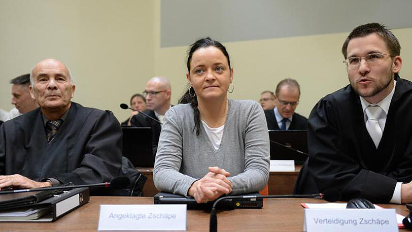 Beate Zschäpe neben ihren Anwälten Hermann Borchert (l) und Mathias Grasel.