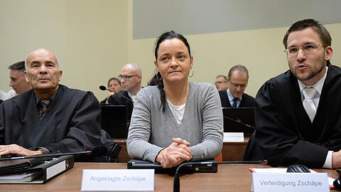 Beate Zschäpe neben ihren Anwälten Hermann Borchert (l) und Mathias Grasel.