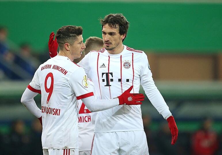 Mats Hummels: Note 2. Sah Gelb nach taktischem Foul (40.). Sonst immer auf der Höhe, ähnlich stark wie zuletzt in Mainz. Höhepunkt: Sein Außenrist-Pass vor Kimmichs Tor.