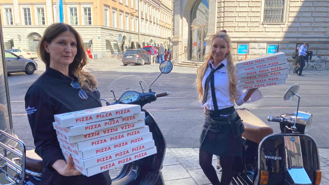 Trüffelpizza dahoam? Kein Problem! Nicolina und Nicole (r.) bringen die Speisen aus dem H&rsquo;ugo&rsquo;s abends auch gern nach Hause.