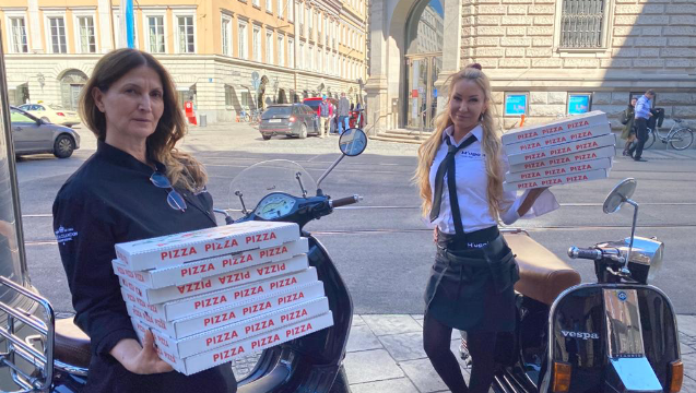 Trüffelpizza dahoam? Kein Problem! Nicolina und Nicole (r.) bringen die Speisen aus dem H’ugo’s abends auch gern nach Hause. Trüffelpizza dahoam? Kein Problem! Nicolina und Nicole (r.) bringen die Speisen aus dem H’ugo’s abends auch gern nach Hause.