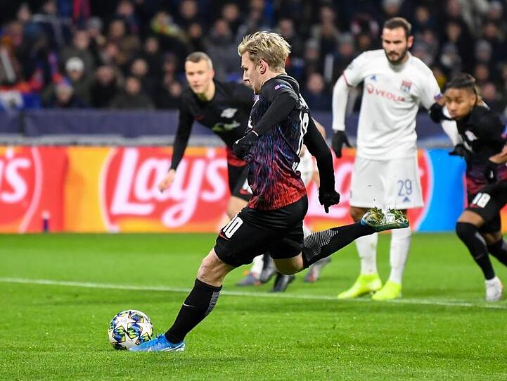 Emil Forsberg trifft per Elfmeter zum 1:0 für RB Leipzig gegen Lyon.