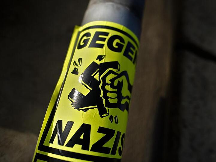 Ein Aufkleber "Gegen Nazis" klebt an einem Straßenschild in Dresden. - Die sächsische Landeshauptstadt will nach einem Beschluss des Stadtrats künftig die demokratische Alltagskultur stärken und Minderheiten sowie Opfer rechter Gewalt besser schützen.