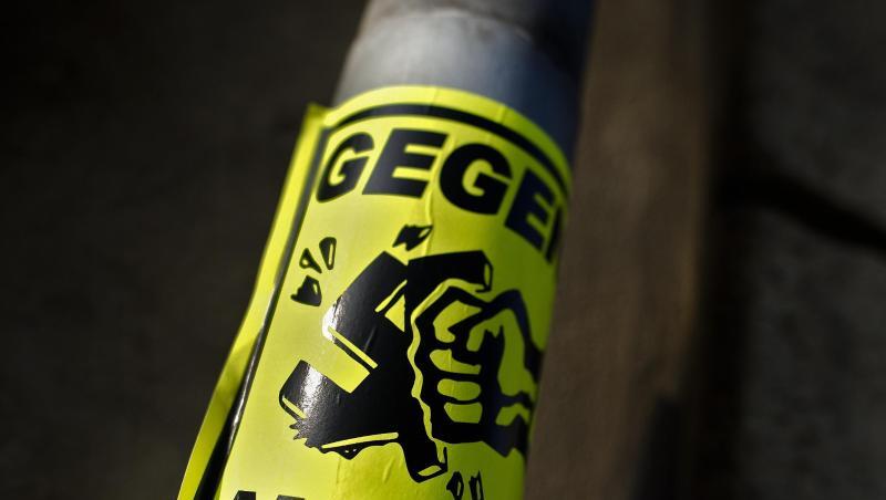 Ein Aufkleber "Gegen Nazis" klebt an einem Straßenschild in Dresden. - Die sächsische Landeshauptstadt will nach einem Beschluss des Stadtrats künftig die demokratische Alltagskultur stärken und Minderheiten sowie Opfer rechter Gewalt besser schützen. Ein Aufkleber "Gegen Nazis" klebt an einem Straßenschild in Dresden. - Die sächsische Landeshauptstadt will nach einem Beschluss des Stadtrats künftig die demokratische Alltagskultur stärken und Minderheiten sowie Opfer rechter Gewalt besser schützen.