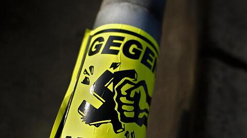 Ein Aufkleber "Gegen Nazis" klebt an einem Straßenschild in Dresden. - Die sächsische Landeshauptstadt will nach einem Beschluss des Stadtrats künftig die demokratische Alltagskultur stärken und Minderheiten sowie Opfer rechter Gewalt besser schützen.