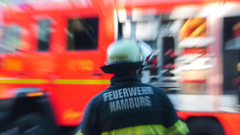 Ein Feuerwehrmann steht in Hamburg vor einem Löschfahrzeug. Foto: Daniel Bockwoldt/Archivbild Ein Feuerwehrmann steht in Hamburg vor einem Löschfahrzeug. Foto: Daniel Bockwoldt/Archivbild