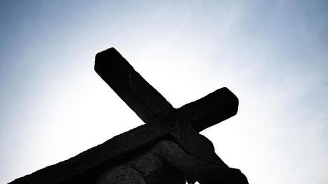 Die Opfer von sexuellem Missbrauch in der katholischen Kirche sollen künftig auf Antrag Ausgleichszahlungen von bis zu 50.000 Euro bekommen.