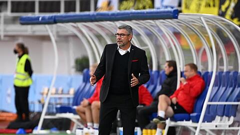 Unions Trainer Urs Fischer verfolgt das Spiel von der Seitenlinie und sieht einen ungefährdeten Sieg seiner Mannschaft.