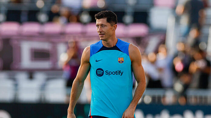 Ein noch etwas ungewohntes Bild: Robert Lewandowski in Trainingsklamotten des FC Barcelona.