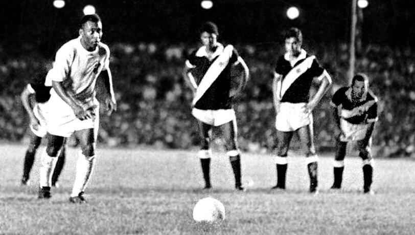 Sein 1000. Tor: Pelé (links) verwandelt am 19. November 1969 in Rio de Janeiro einen Elfmeter für den FC Santos. Sein 1000. Tor: Pelé (links) verwandelt am 19. November 1969 in Rio de Janeiro einen Elfmeter für den FC Santos.
