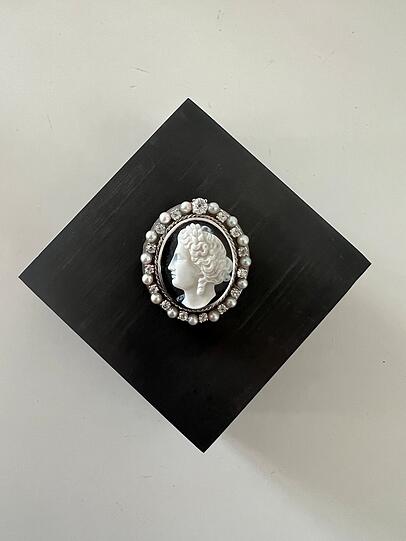 Brosche mit Perlen und Altschliffdimanten. Gemme um 1935 in Weißgold. Stand K12.