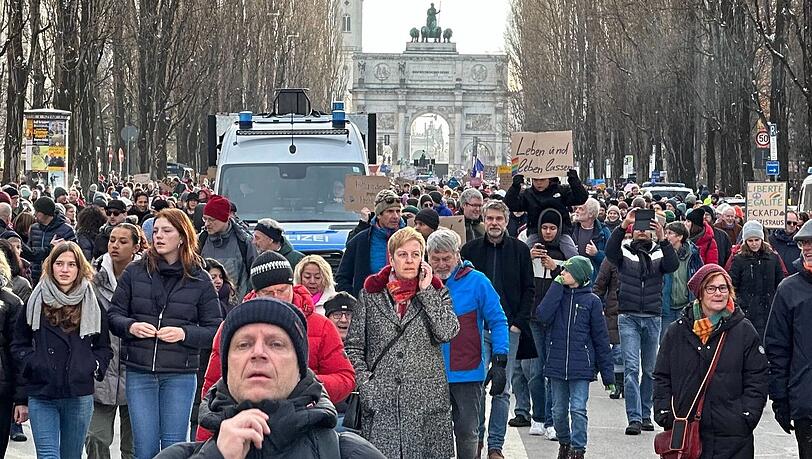 Teilnehmer verlassen im Januar die wegen Überfüllung abgebrochene Demonstration gegen Rechts in München über die Leopoldstraße. Als Beleg für die Wehrhaftigkeit der Demokratie sieht Historiker und Publizist Michael Wolffsohn die Demonstrationen gegen Rechts nicht. Teilnehmer verlassen im Januar die wegen Überfüllung abgebrochene Demonstration gegen Rechts in München über die Leopoldstraße. Als Beleg für die Wehrhaftigkeit der Demokratie sieht Historiker und Publizist Michael Wolffsohn die Demonstrationen gegen Rechts nicht.