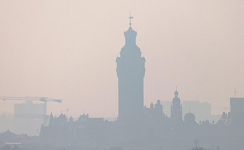 Ein Bild von vor zwei Wochen: Das Neue Rathaus in Leipzig ist hier im dunstigen Morgenlicht zu sehen. Der Saharastaub macht das Sonnenlicht milchiger und wärmer. Nun soll erneut Saharastaub nach Deutschland kommen.