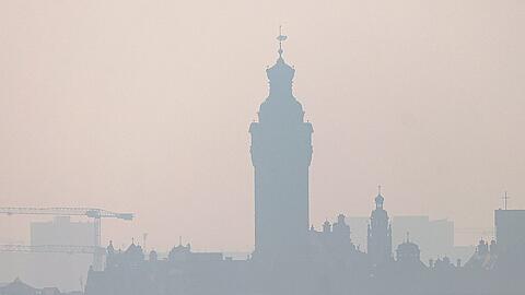 Ein Bild von vor zwei Wochen: Das Neue Rathaus in Leipzig ist hier im dunstigen Morgenlicht zu sehen. Der Saharastaub macht das Sonnenlicht milchiger und wärmer. Nun soll erneut Saharastaub nach Deutschland kommen.