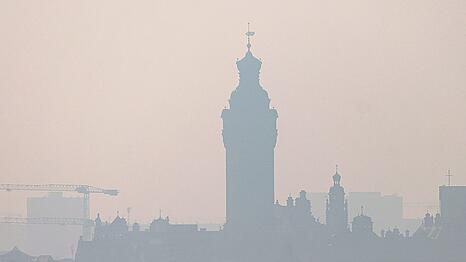 Ein Bild von vor zwei Wochen: Das Neue Rathaus in Leipzig ist hier im dunstigen Morgenlicht zu sehen. Der Saharastaub macht das Sonnenlicht milchiger und w&auml;rmer. Nun soll erneut Saharastaub nach Deutschland kommen.