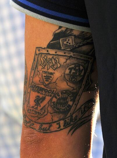 Ein Hoffenheim-Logo fehlt noch: Babbels Arm (l.) mit den Wappen seiner bisherigen Vereine.