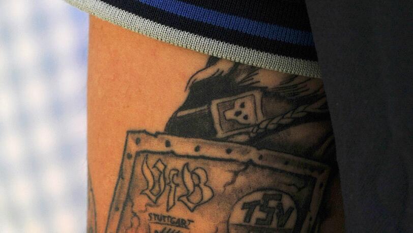 Ein Hoffenheim-Logo fehlt noch: Babbels Arm (l.) mit den Wappen seiner bisherigen Vereine. Ein Hoffenheim-Logo fehlt noch: Babbels Arm (l.) mit den Wappen seiner bisherigen Vereine.
