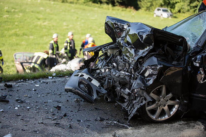 Bei Rabenden ist der Fahrer eines Mercedes beim Überholen frontal in einen BMW gekracht. Die Bilder