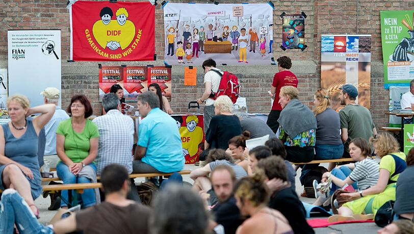 Teilnehmer beim internationalen "Gipfel der Alternativen" sitzen in einer Pause vor der Veranstaltungshalle in München. Sie werfen den großen Wirtschaftsnationen des G7-Gipfels eine Mitverantwortung an den globalen Krisen und dem sozialen und ökologischen Ungleichgewicht auf der Welt vor. Teilnehmer beim internationalen "Gipfel der Alternativen" sitzen in einer Pause vor der Veranstaltungshalle in München. Sie werfen den großen Wirtschaftsnationen des G7-Gipfels eine Mitverantwortung an den globalen Krisen und dem sozialen und ökologischen Ungleichgewicht auf der Welt vor.
