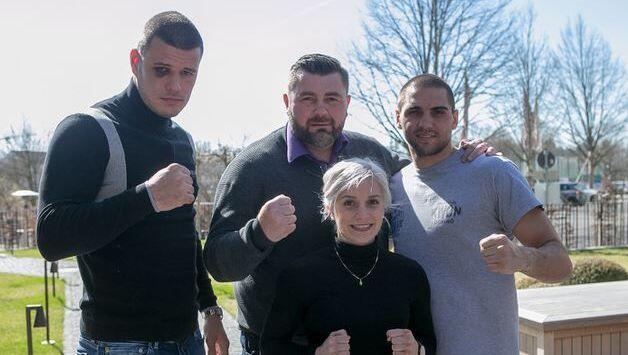 Viele Fäuste für ein Box-Halleluja: Münchens Box Promoter Alexander Petkovic (M.) mit Peter Milas, Tina Rupprecht und Serge Michel. Viele Fäuste für ein Box-Halleluja: Münchens Box Promoter Alexander Petkovic (M.) mit Peter Milas, Tina Rupprecht und Serge Michel.