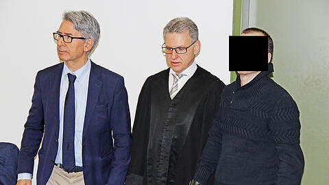 Der Angeklagte mit Verteidiger Peter Guttmann Ende Juni.
