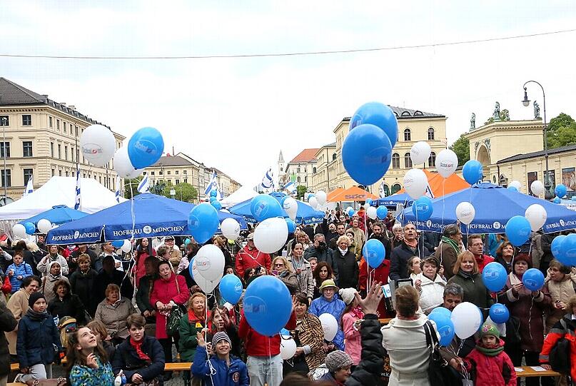 Mit vielen Tanzdarbietungen und Live-Musik wurde vergangenen Woche auf dem Odeonsplatz der Israeltag gefeiert. Die Bilder...