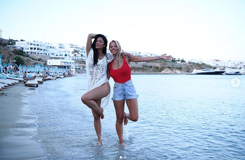 Nicole Scherzinger mit ihrer Schwester auf Mykonos