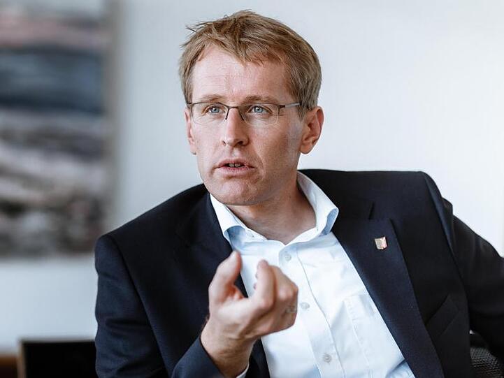 Schleswig-Holsteins Ministerpräsident Daniel Günther will mit Sachsens Regierungschef Michael Kretschmer einen Entschließungsantrag zum Schutz nationaler Minderheiten und Volksgruppen im Grundgesetz dem Bundesrat vorlegen.