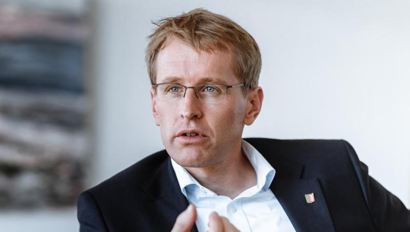 Schleswig-Holsteins Ministerpräsident Daniel Günther will mit Sachsens Regierungschef Michael Kretschmer einen Entschließungsantrag zum Schutz nationaler Minderheiten und Volksgruppen im Grundgesetz dem Bundesrat vorlegen. Schleswig-Holsteins Ministerpräsident Daniel Günther will mit Sachsens Regierungschef Michael Kretschmer einen Entschließungsantrag zum Schutz nationaler Minderheiten und Volksgruppen im Grundgesetz dem Bundesrat vorlegen.