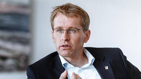 Schleswig-Holsteins Ministerpräsident Daniel Günther will mit Sachsens Regierungschef Michael Kretschmer einen Entschließungsantrag zum Schutz nationaler Minderheiten und Volksgruppen im Grundgesetz dem Bundesrat vorlegen.
