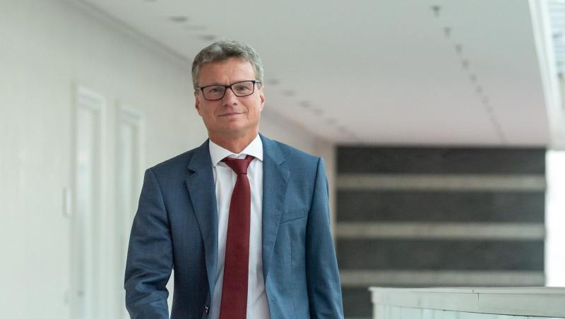 Bernd Sibler (CSU), Staatsminister für Wissenschaft und Kunst, läuft über den Flur der Staatskanzlei. Foto: Peter Kneffel/Archiv Bernd Sibler (CSU), Staatsminister für Wissenschaft und Kunst, läuft über den Flur der Staatskanzlei. Foto: Peter Kneffel/Archiv