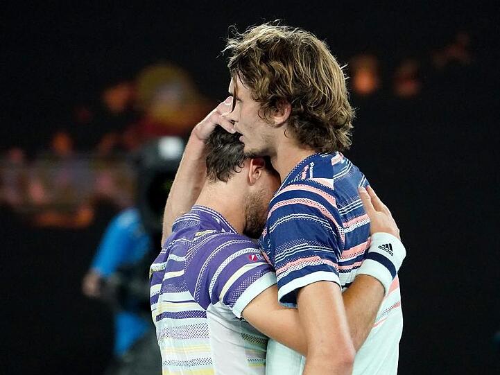 Alexander Zverev (r) gratuliert Dominic Thiem nach dem Halbfinale zum Sieg.