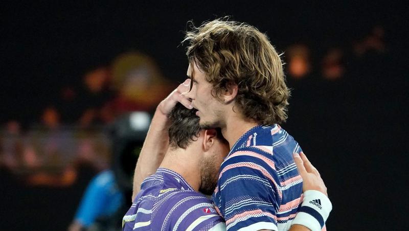 Alexander Zverev (r) gratuliert Dominic Thiem nach dem Halbfinale zum Sieg. Alexander Zverev (r) gratuliert Dominic Thiem nach dem Halbfinale zum Sieg.