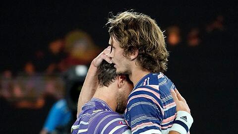Alexander Zverev (r) gratuliert Dominic Thiem nach dem Halbfinale zum Sieg.