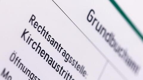 Jeweils rund 270.000 Katholiken und Protestanten haben den Kirchen 2019 den Rücken gekehrt.