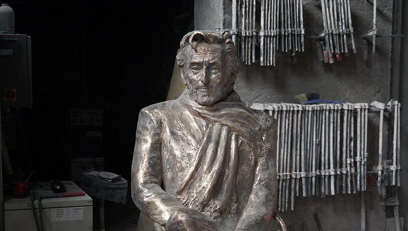 So gut wie fertig: die Helmut-Dietl-Skulptur des Künstlers Nikolai Tregor.