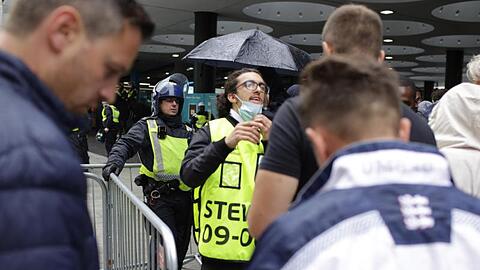 Stewards kontrollieren die elektronischen Tickets der Fans beim Betreten des Wembley-Stadions.