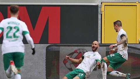Bremens Torschütze Ömer Toprak (M) feiert seinen Treffer zum 3:4.