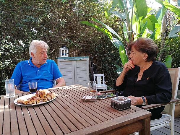 Während des Drehs für Sky besucht Guido Schlosser Ankie Spitzer in Tel Aviv. Er entschuldigt sich, dass er nichts für ihren Ehemann tun konnte. Während des Drehs für Sky besucht Guido Schlosser Ankie Spitzer in Tel Aviv. Er entschuldigt sich, dass er nichts für ihren Ehemann tun konnte.