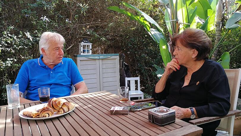 Während des Drehs für Sky besucht Guido Schlosser Ankie Spitzer in Tel Aviv. Er entschuldigt sich, dass er nichts für ihren Ehemann tun konnte.