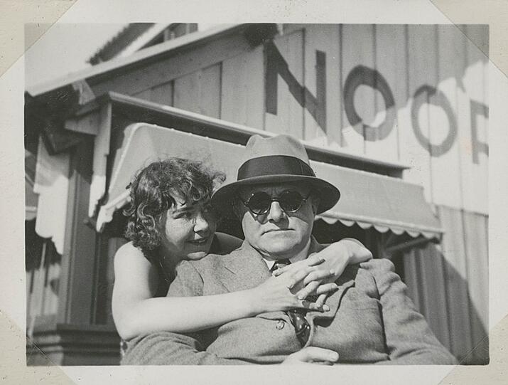 Am Strand von Zandvoort schlingt Quappi die Arme um ihren griesgrämigen "Tiger" Max Beckmann. Das Foto entstand Mitte der 1930er-Jahre.